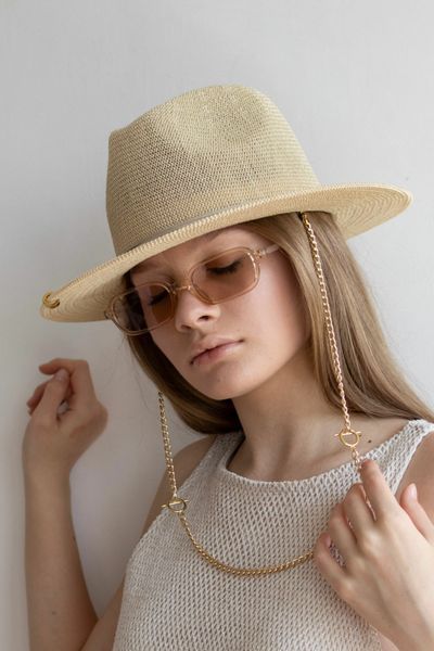 Капелюх жіночий федора з тонкої рафії D.Hats бежевого кольору з золотистим ланцюгом з кільцями 1637594956 фото