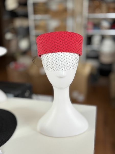Капелюх таблетка з вуаллю котонова D.Hats колір червоний 2953425136rv фото