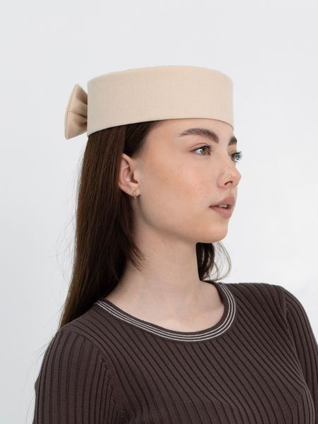 Шляпа таблетка с бантом коттоновая D.Hats цвет бежевый 2977531986 фото