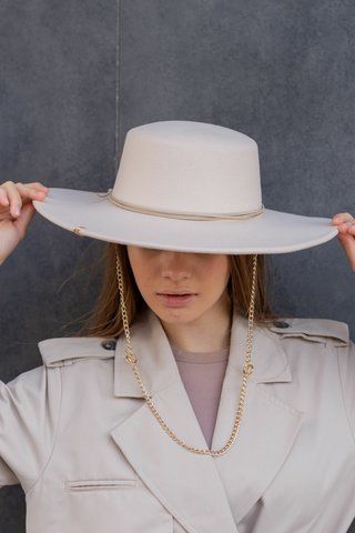 Шляпа фетровая канотье D.Hats с полями 10 см и золотой цепью цвет светло бежевый 2361706049 фото