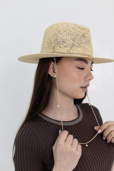 Шляпа Федора из рафия с золотистой цепью с жемчужинами D.Hats бежевая 3043155053 фото