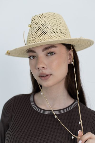 Шляпа Федора из рафия с золотистой цепью с жемчужинами D.Hats бежевая 3043155053 фото