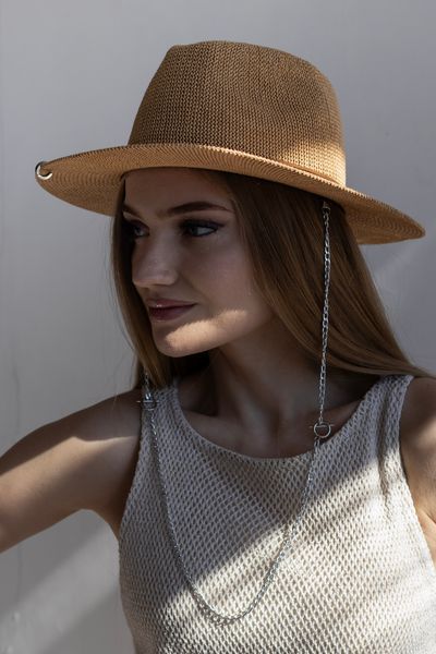 Шляпа летняя федора из тонкого рафия D.Hats коричневая с серебристой цепью с кольцами 2564121035 фото