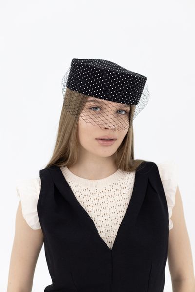 Капелюх таблетка з вуаллю котонова в дрібний горох D.Hats колір чорний 3041922233 фото