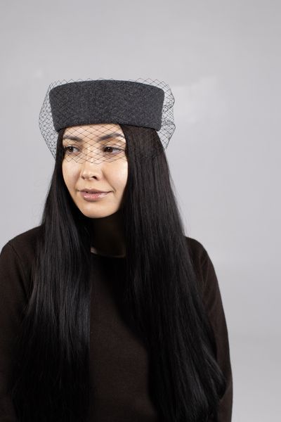 Капелюх таблетка кашемірова з вуаллю D.Hats темно сірого кольору 2870515714 фото