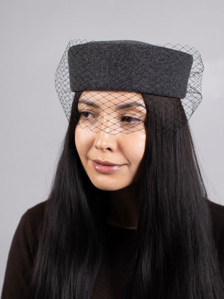 Капелюх таблетка кашемірова з вуаллю D.Hats темно сірого кольору 2870515714 фото