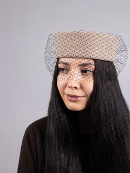 Шляпа таблетка кашемировая с вуалью D.Hats бежевого цвета 2870555148 фото