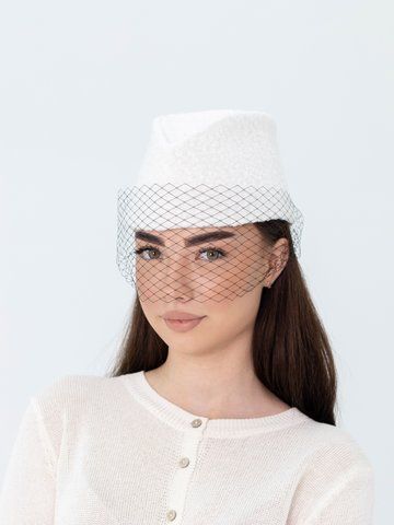 Пілотка з хутра букле з вуаллю D.Hats молочного кольору 2463030970 фото