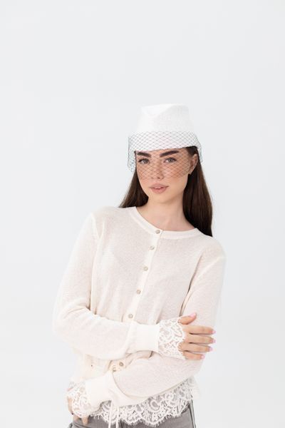 Пилотка из меха букле с вуалью D.Hats молочного цвета 2463030970 фото