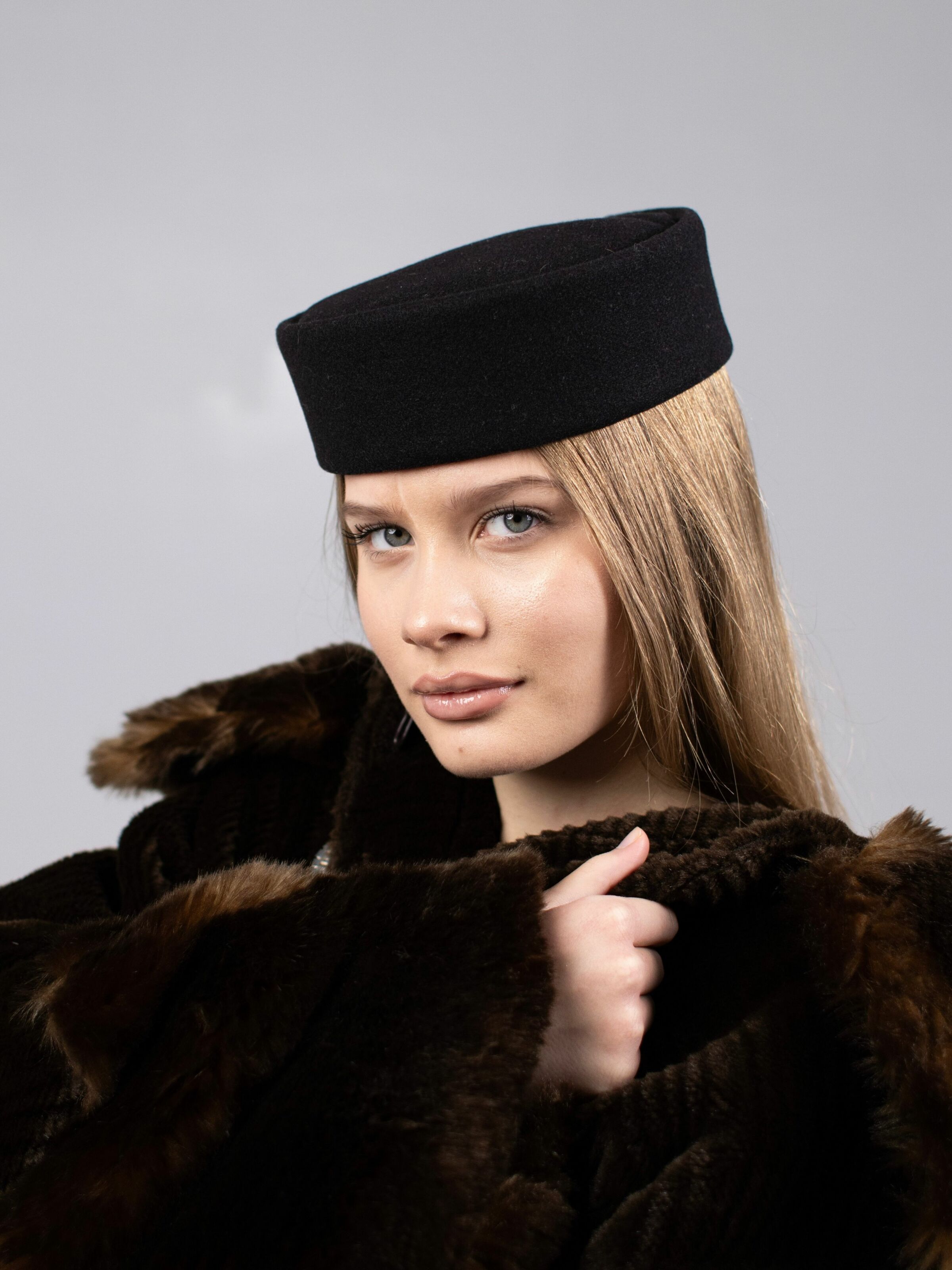 Капелюх таблетка з кашеміру чорний