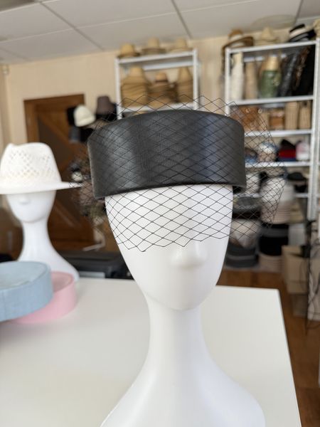 Капелюх таблетка з вуаллю D.Hats колір чорний 3003920461 фото