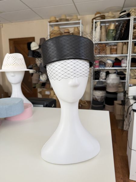 Капелюх таблетка з вуаллю D.Hats колір чорний 3003920461 фото