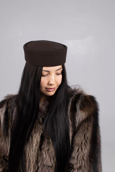Шляпа таблетка кашемировая D.Hats коричневого цвета 2863054127 фото